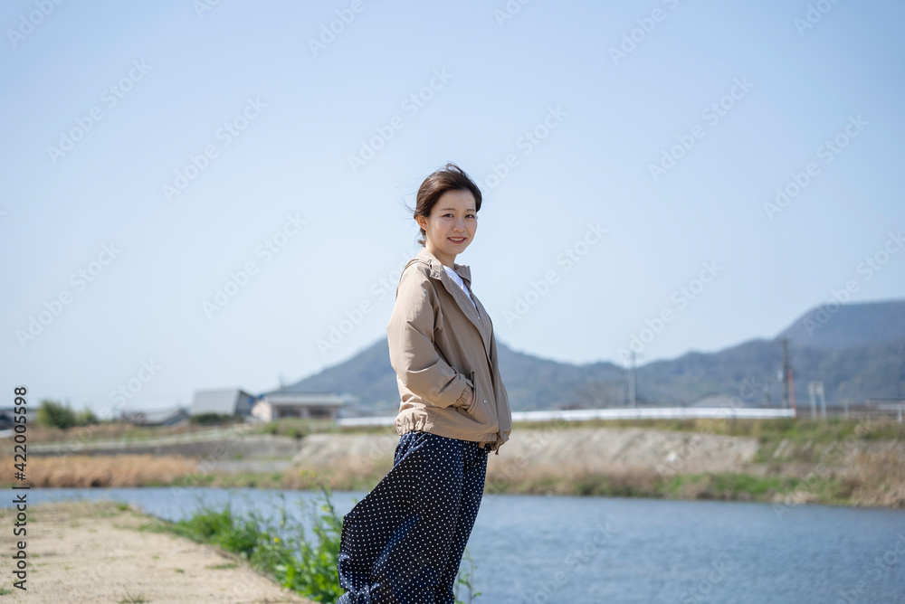 自然の多い街に住む女性