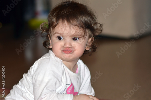 Photo Ritratto di una bambina molto tenera e dagli occhi vivaci.
