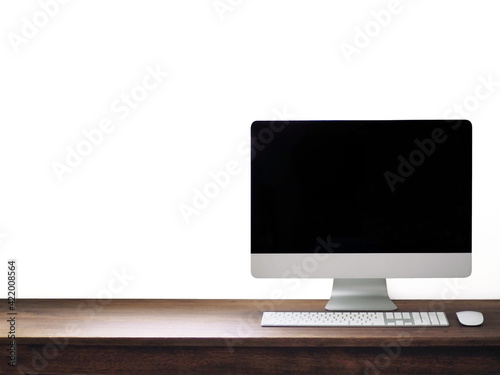 パソコン pc　白背景　デスクトップ　木目　デスク　テーブル