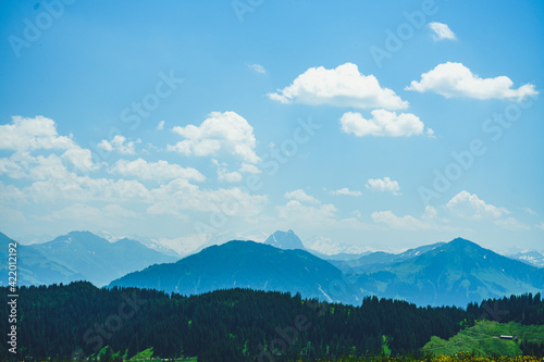 Bergspitzen Panorama mit bewölktem Himmel und Blick in Tirol und Tauern in den österreichischen Alpen