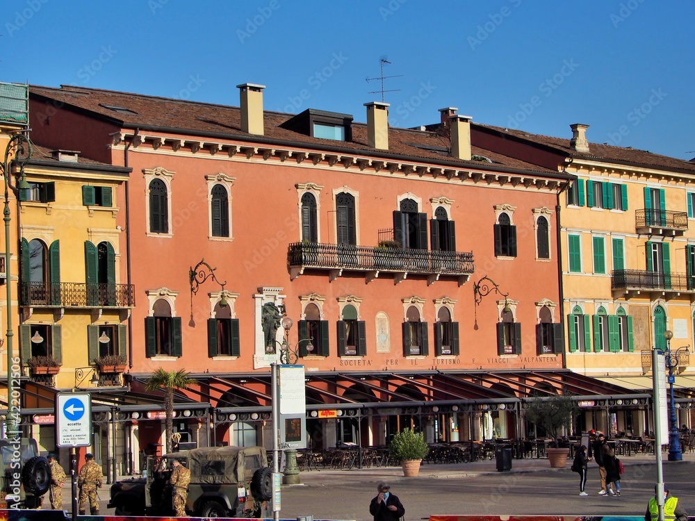 Piazza Bra, o più semplicemente la Bra, è la più grande piazza di Verona, situata nel suo centro storico