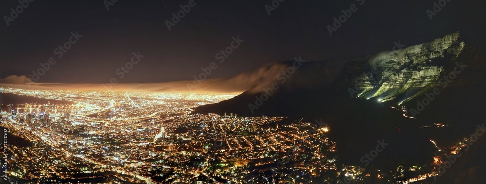 Fototapeta premium Table Mountain at night