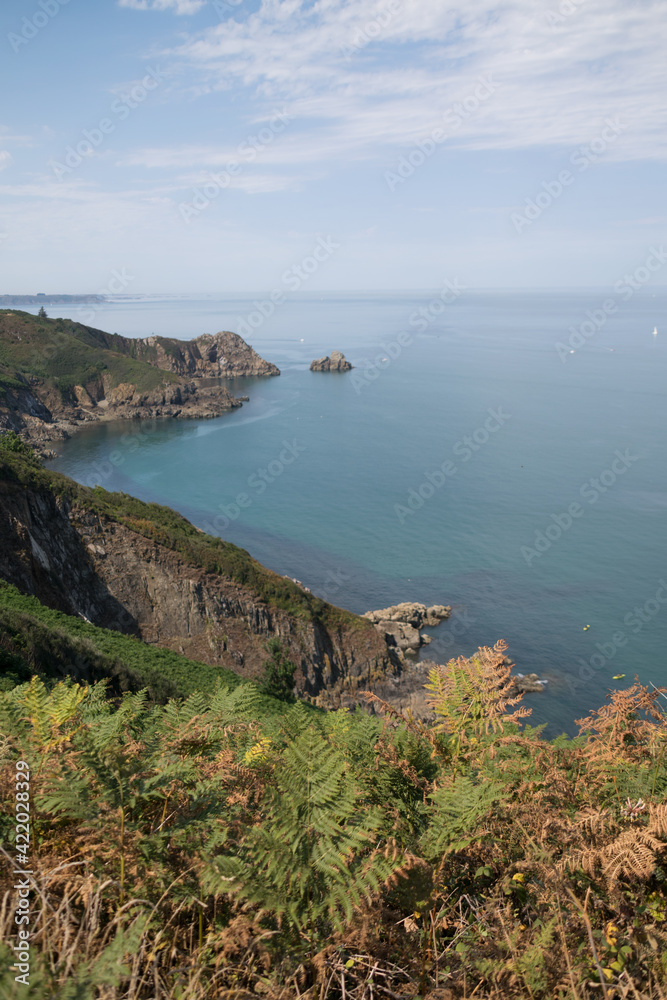 Vue sur la mer et les îlets de la pointe de Plouha, à Plouha dans les Côtes-d'Armor en Bretagne.	
