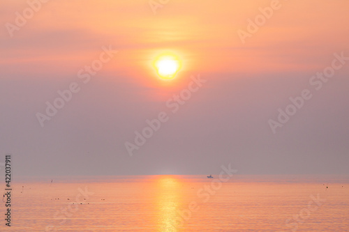 野付半島から見るオホーツクの朝焼け © occhi244
