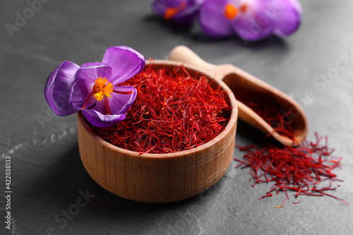 Fototapeta Naklejka Na Ścianę i Meble -  Dried saffron and crocus flower on grey table