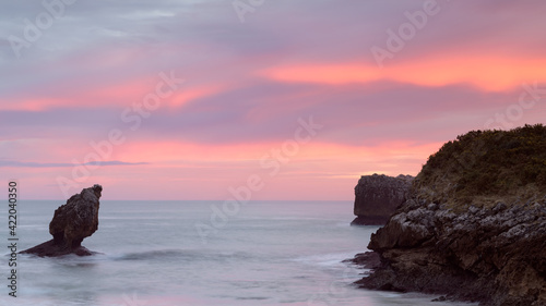 Bello amanecer en la playa de Buelna, cerca de la población de Llanes. Asturias. España. Europa