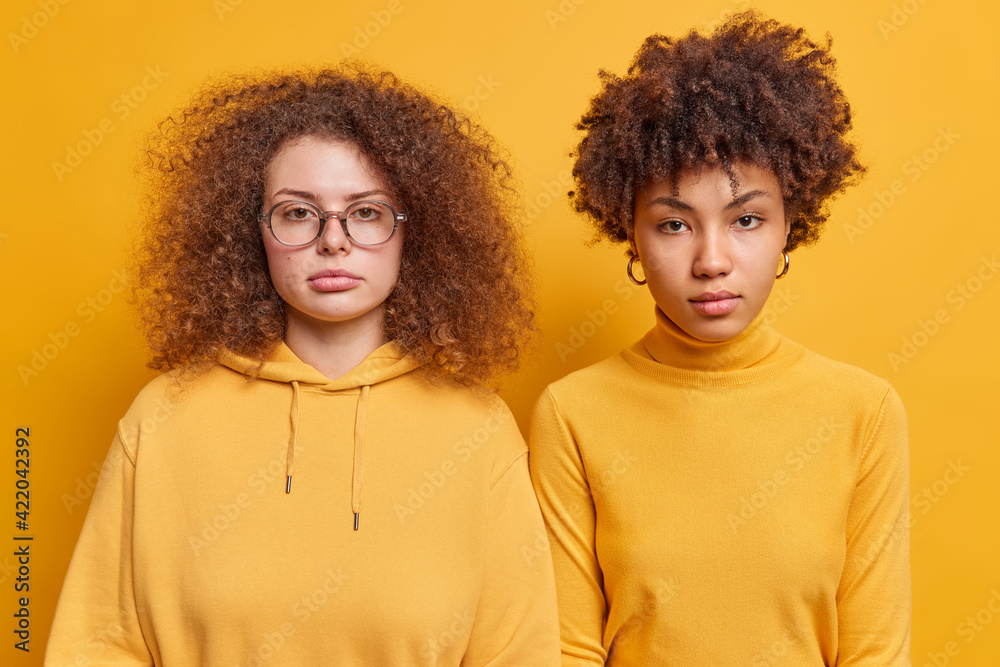 Φωτογραφία Horizontal shot of diverse female companions stand next to each other look serio