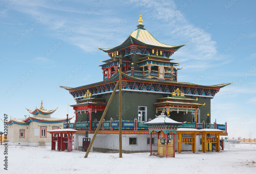 Obraz premium Buddhist temple on a sunny winter day