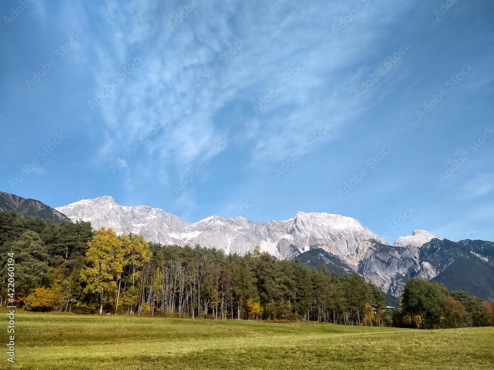 Bergpanorama im Herbst mit schneebedeckten Gipfeln