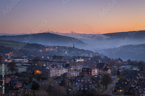 Obraz na plátně Sunrise over Mossley with the mist rolling in from the Chew Valley