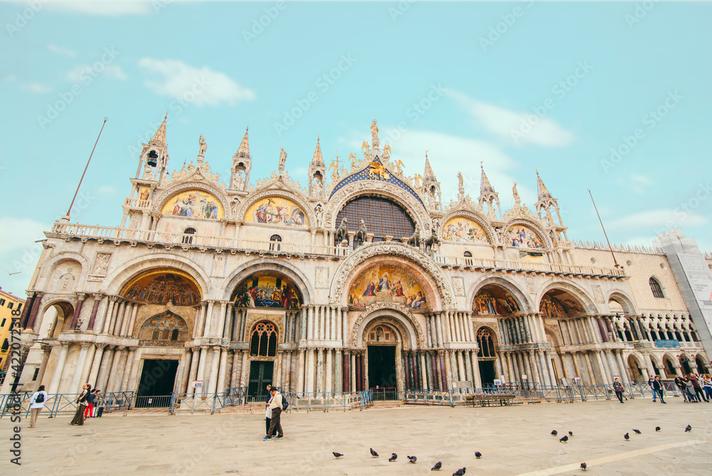Fototapeta premium saint marks basilica at venice central square
