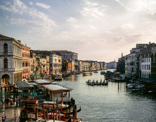 Venezia. Veduta del Canal Grande con gondole dal Ponte di Rialto