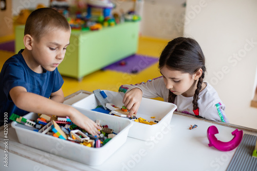 Fényképezés The kids are passionate about playing with a constructor