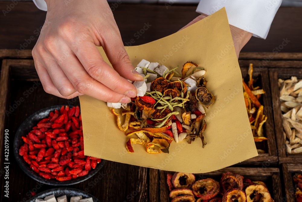 Young Chinese medicine is preparing Chinese herbal medicine