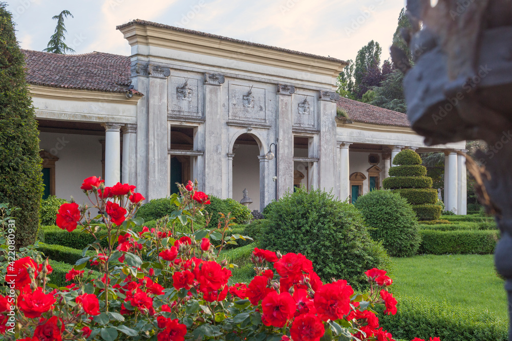 Mira, Venezia. Giardino con fiori e facciata di Villa Barchessa Valmarana