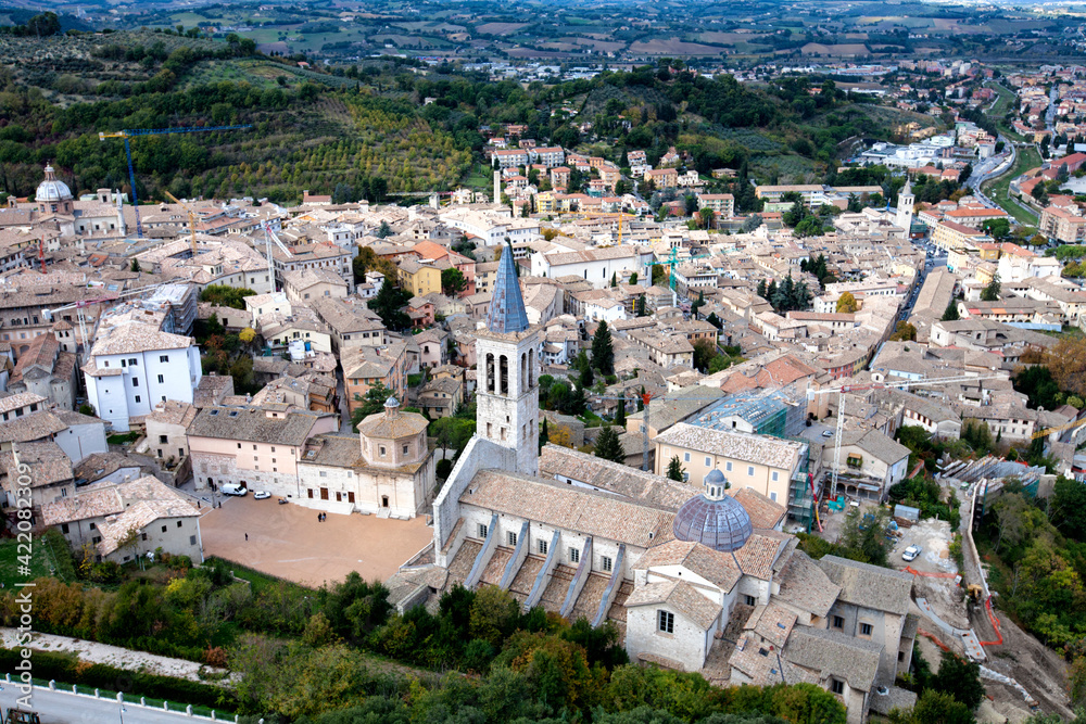 Spoleto, Perugia. Panorama del centro storico con il duomo dall'alto della fortezza di Albornoz.