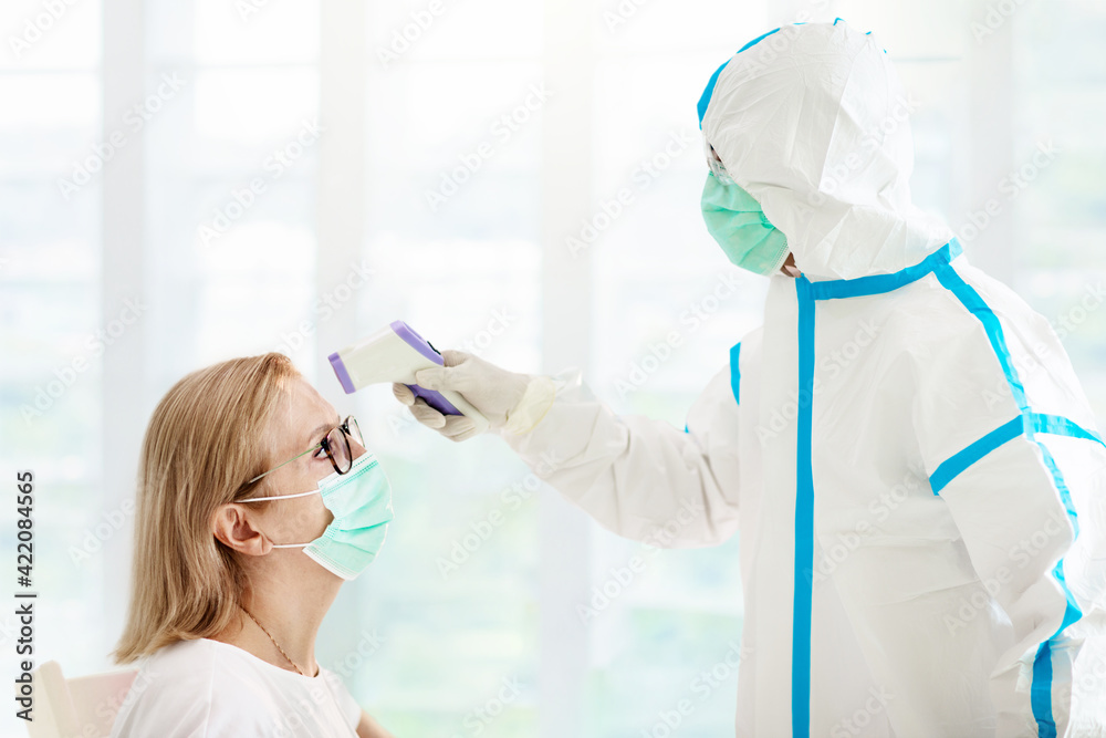 Fototapeta premium Coronavirus outbreak. Doctor and covid-19 patient.