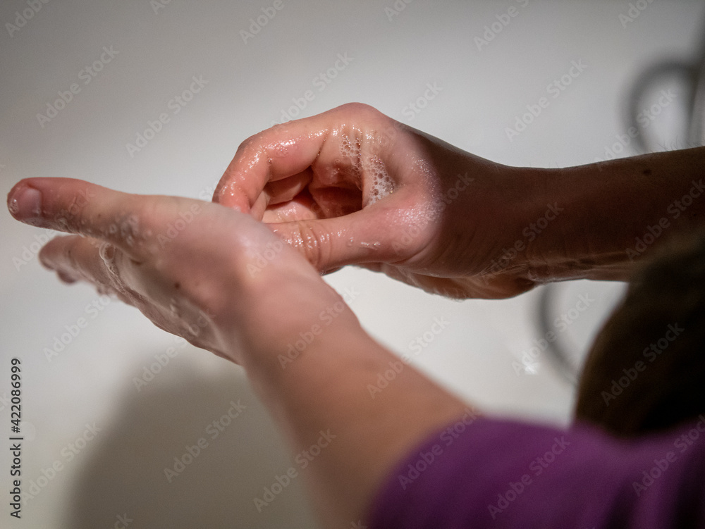 lavage des main d'un enfant lavage des main d'un enfant