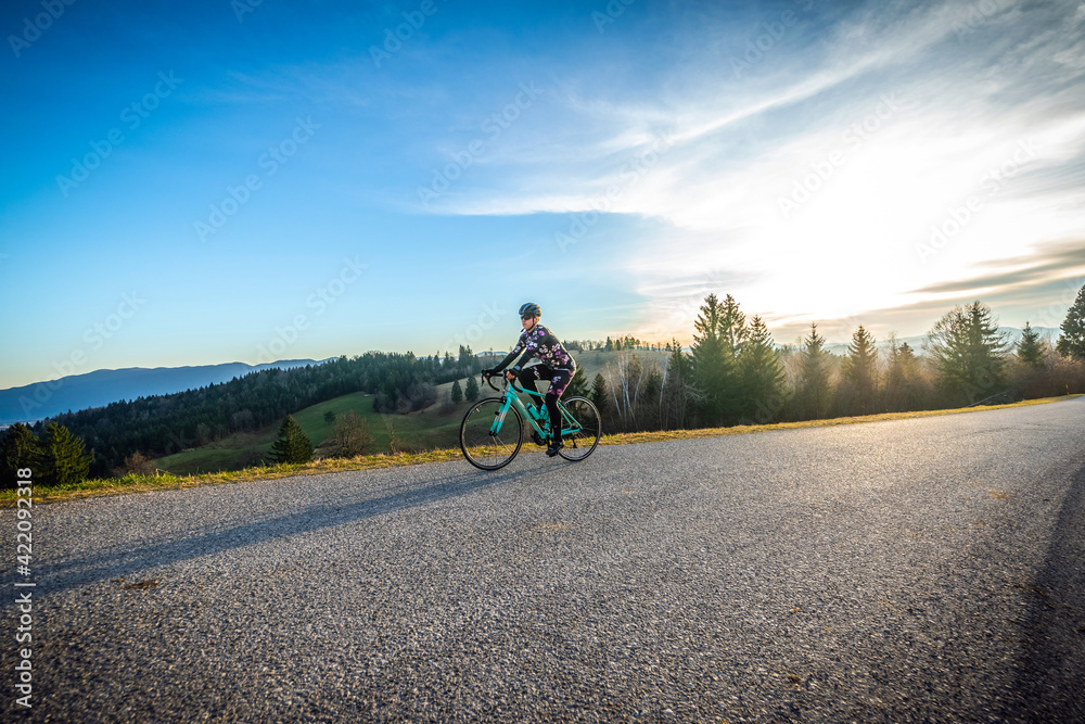 Obraz premium Women cycling on the mountain road
