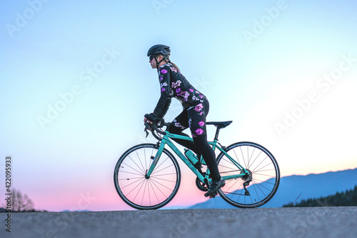 Fototapeta Naklejka Na Ścianę i Meble -  Women cycling on the mountain road