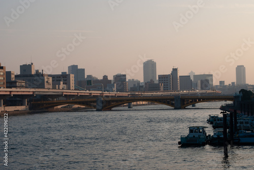 川を挟んで見た街並みです。 © 佑希 嶋田