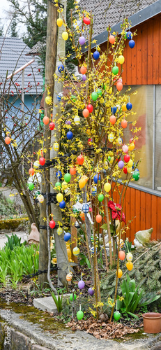 Canvas-taulu Easter tree decorated with colorful Easter eggs