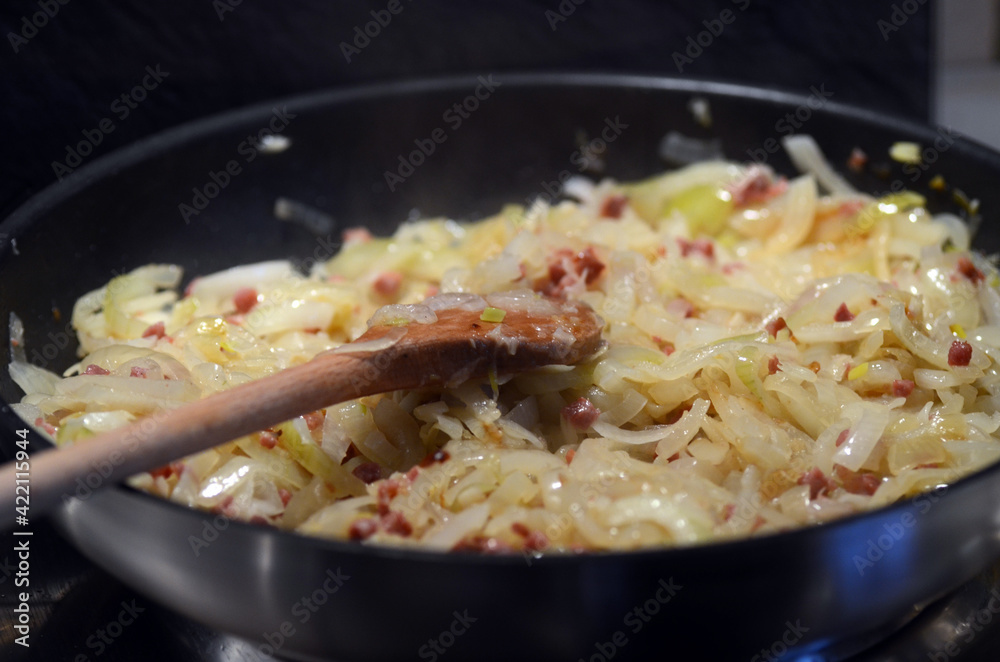 Zwiebeln mit Speckwürfeln anbraten Zwiebeln mit Speckwürfeln anbraten