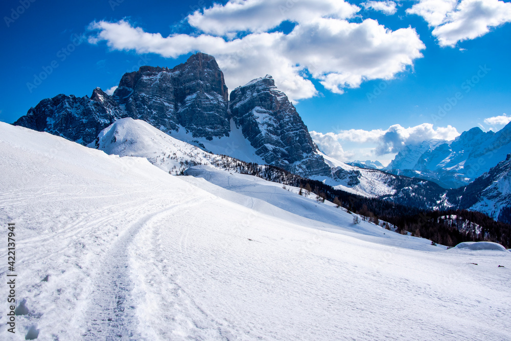 Obraz premium white valleys in the dolomites ten