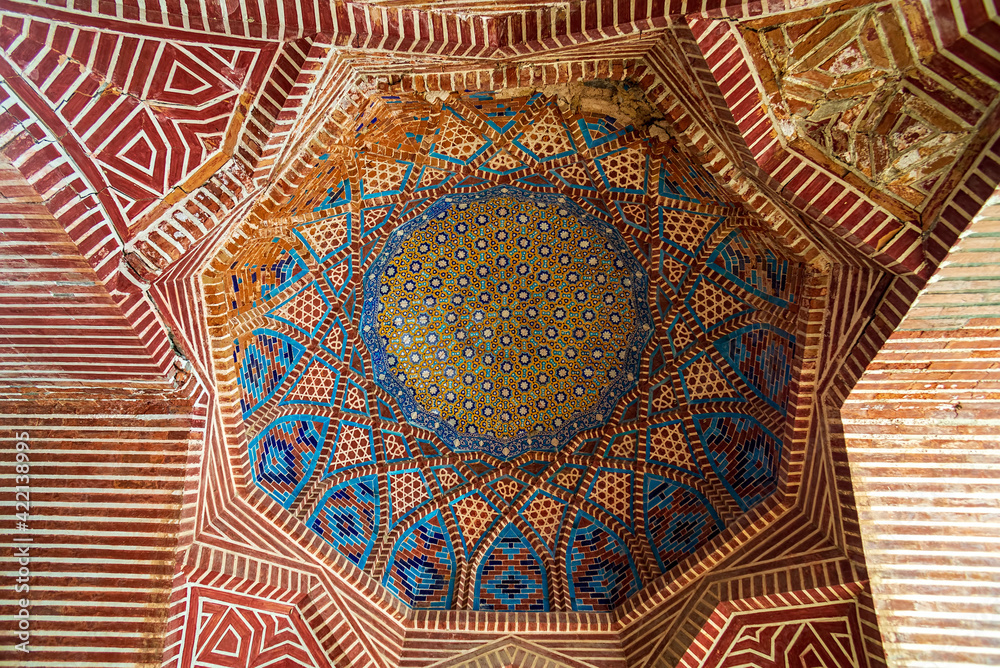 Fototapeta premium Shahjahan Mosque The Shah Jahan Mosque, also known as the Jamia Masjid of Thatta, is a 17th-century building that serves as the central mosque for the city of Thatta.