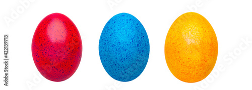 Bunt gefärbte  Ostereier freigestellt auf weissem Hintergrund