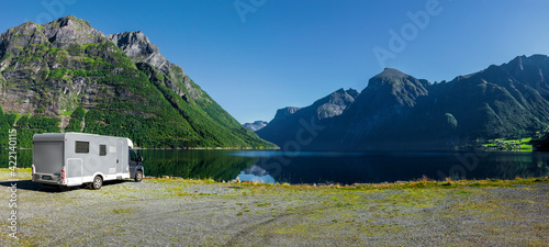 Wohnmobil steht an einem Fjord in Norwegen