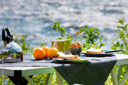 Campingtisch am Fluss