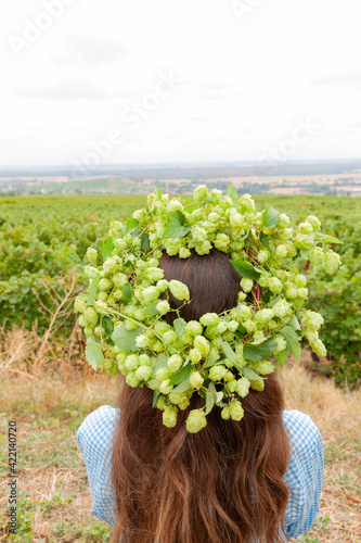 Frau mit einem Hopfenkranz auf dem Kopf