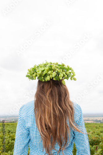 Frau mit einem Hopfenkranz auf dem Kopf