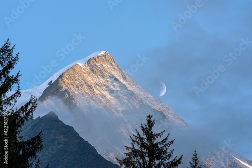 Schilderij op canvas La lune sur l'aiguille de gouter
