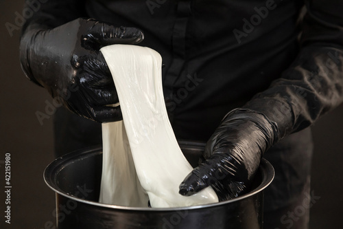 Obraz na płótnie Cheese maker preparing mozzarella cheese w salonie