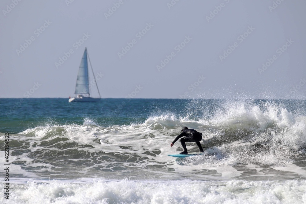 Naklejka premium Surfeur et voilier