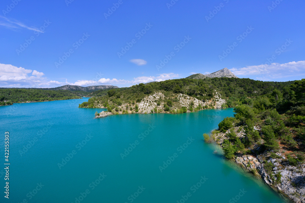 Lac de Bimont et ciel bleu, dans le Massif de la Sainte Victoire à Aix en Provence (13100), département des Bouches-du-Rhône en région Provence-Alpes-Côte-d'Azur, France