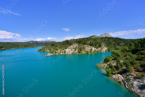 Lac de Bimont et ciel bleu, dans le Massif de la Sainte Victoire à Aix en Provence (13100), département des Bouches-du-Rhône en région Provence-Alpes-Côte-d'Azur, France