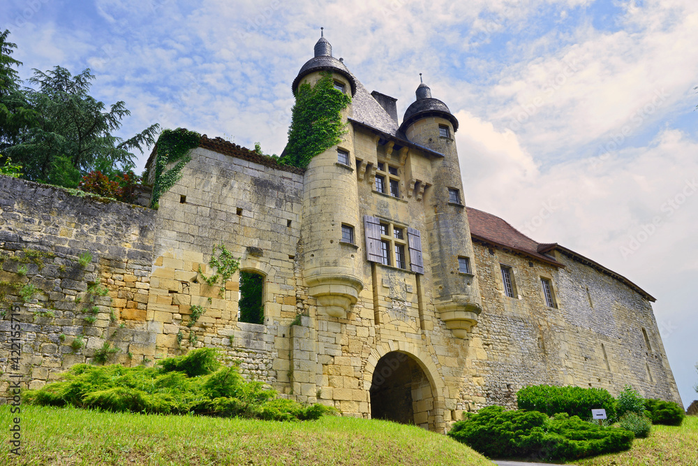 Entrée du château des Pérusse à Excideuil (24160), département de Dordogne en région Nouvelle-Aquitaine, France