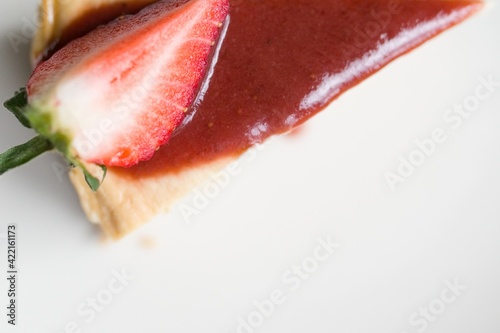 strawberry cheesecake glutenfrei, mit Kokosblütenzucker und Ahornsirup. Selbstgemachte Erdbeersoße mit Kokosblütenzucker photo