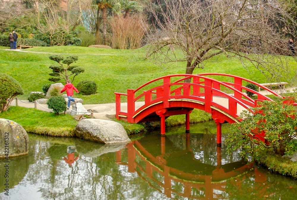 Le pont rouge au jardin japonais. Le pont rouge au jardin japonais.