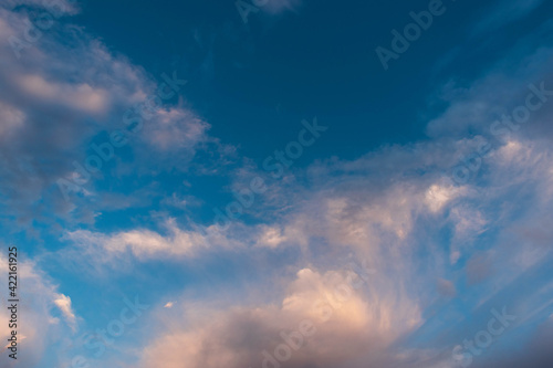 nubes cirros moradas cielo azul 