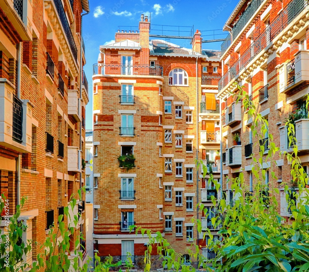 Façades d'immeubles parisiens donnant sur la coulée verte