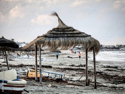 Hutte dans le vent sur la plage de Sidi Mahrez sur l'île de Djerba en Tunisie