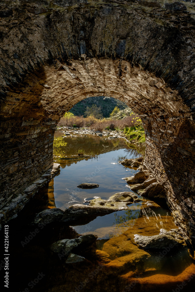 Puente viejo sobre el río de la vid en el Parque Nacional de Monfragüe. Red Natura 2000. España