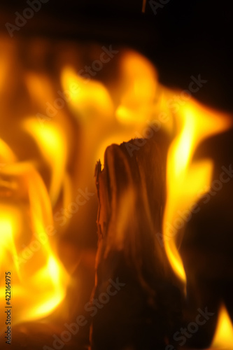 Unscharfe Flammen beim Verbrennen von Holz in einem Kaminofen