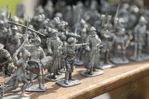 Obraz na płótnie Metal figurines of warriors in miniature w salonie