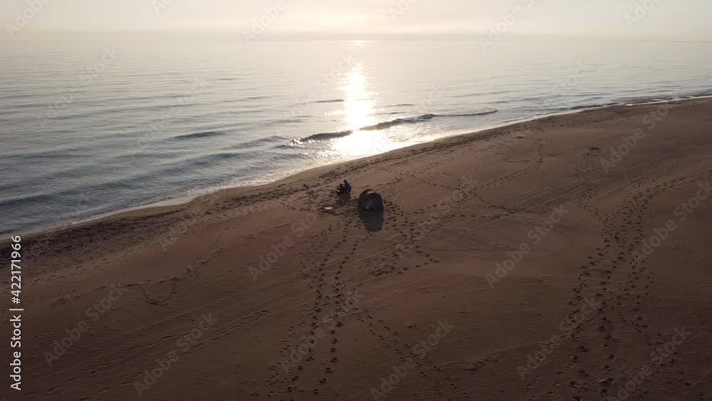 Pareja de campistas despiertan frente al mar Mediterráneo. Video grabado con drone en 4k al amanecer. Pareja de campistas despiertan frente al mar Mediterráneo. Video grabado con drone en 4k al amanecer.