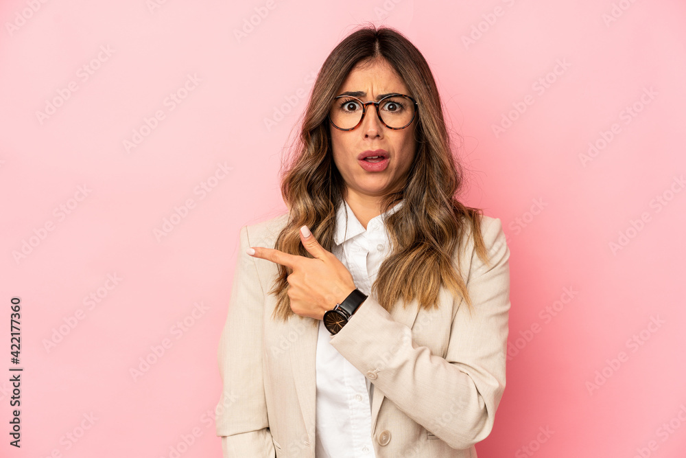 Young caucasian woman isolated pointing to the side